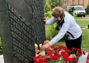 В Смоленске высадили рябиновую аллею в память о малолетних узниках концлагерей
