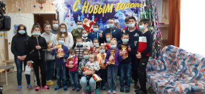 Поздравили ребятишек и воспитателей