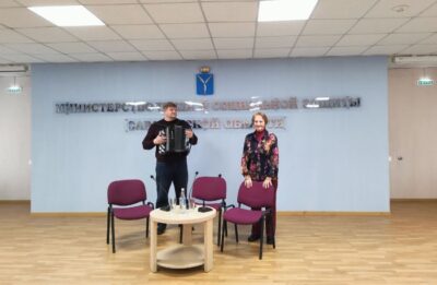 Авторскую литературно-музыкальную программу, посвященную наступающей весне, представила Ада Родина