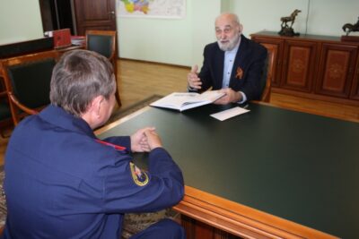 Руководитель следственного управления встретился с известным общественным деятелем и писателем, выпустившим очередную книгу об ужасах фашистских концлагерей
