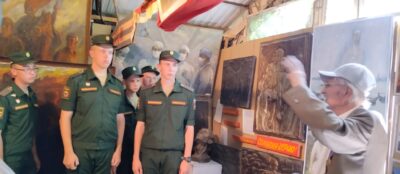 Узник фашизма Юрий Васильевич Планидин встречается с воинами